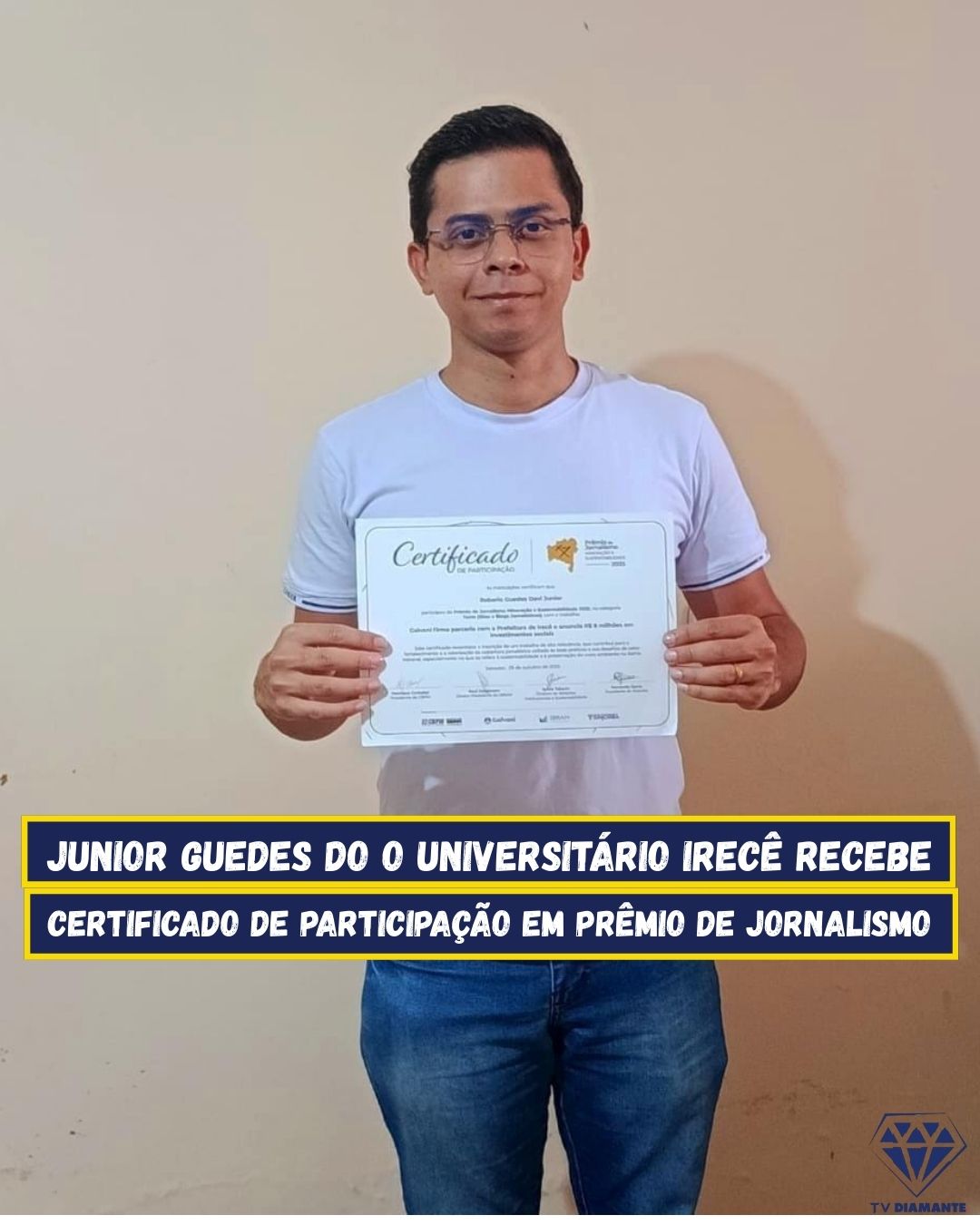Junior Guedes do O Universitário Irecê recebe certificado de participação em prêmio de jornalismo