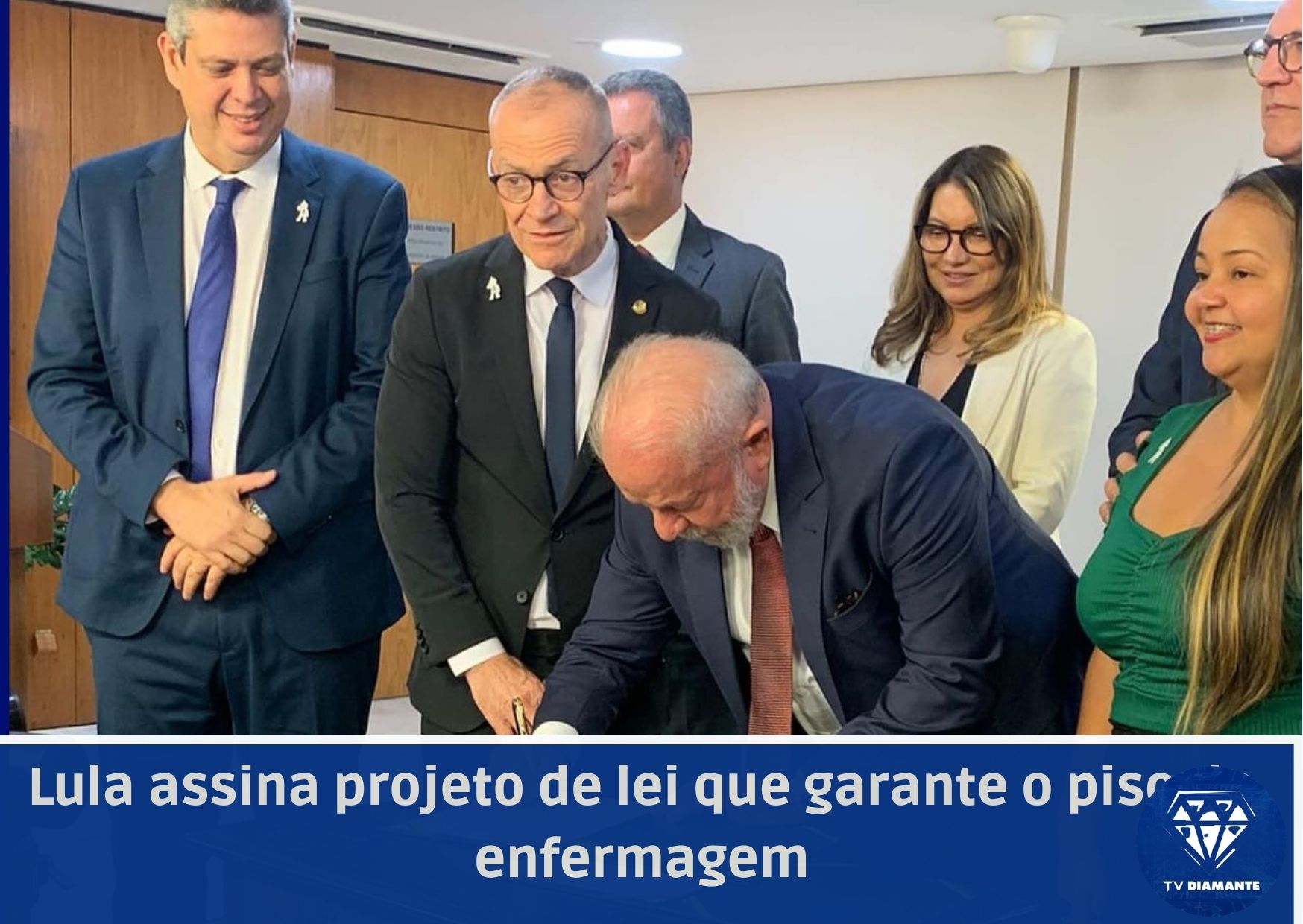 LULA ASSINA PROJETO DE LEI QUE GARANTE O PISO DA ENFERMAGEM