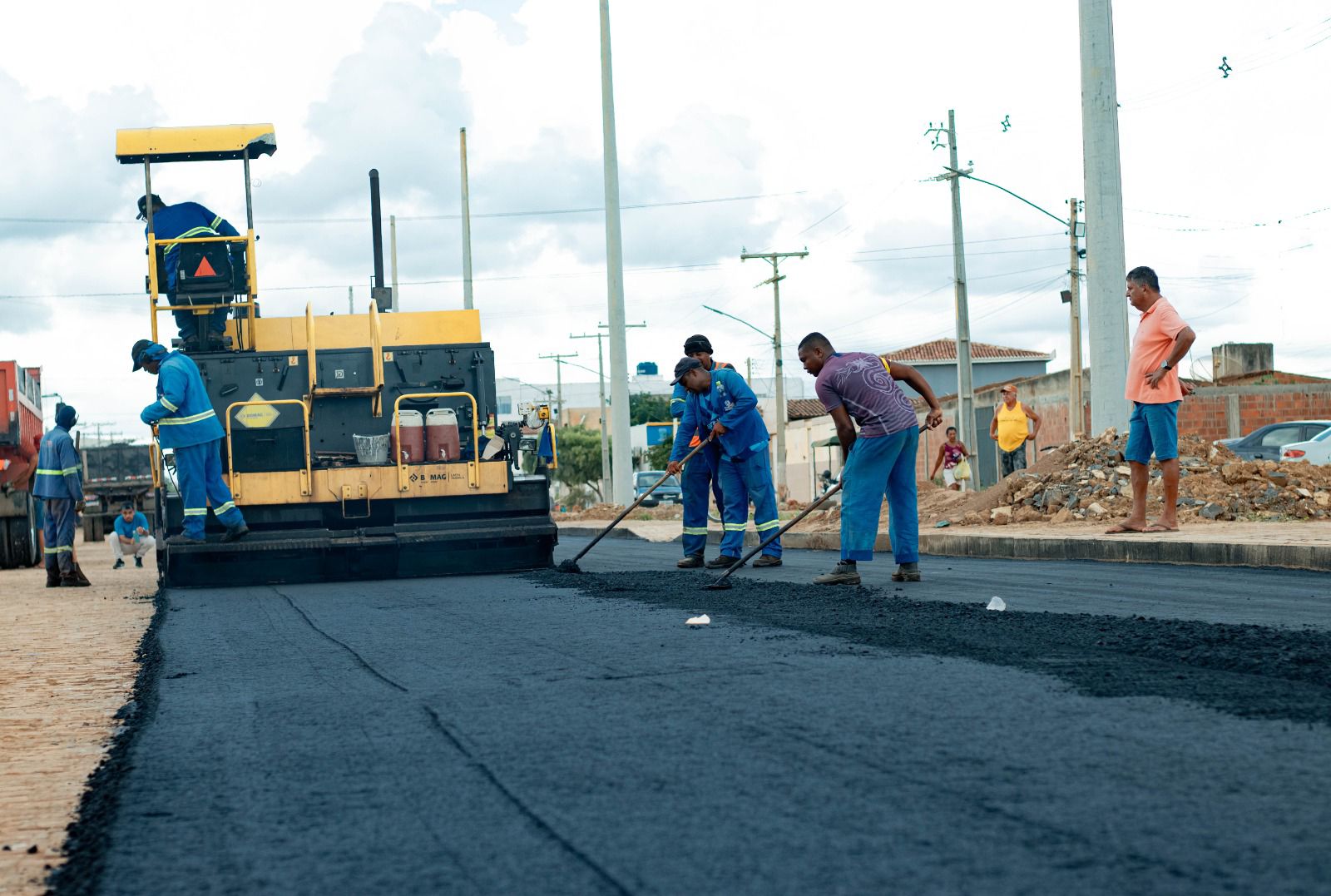REQUALIFICAÇÃO DA AVENIDA JOSÉ ALVES DE ANDRADE AVANÇA EM JOÃO DOURADO PARA OFERECER MAIS SEGURANÇA E BELEZA AOS CIDADÃOS