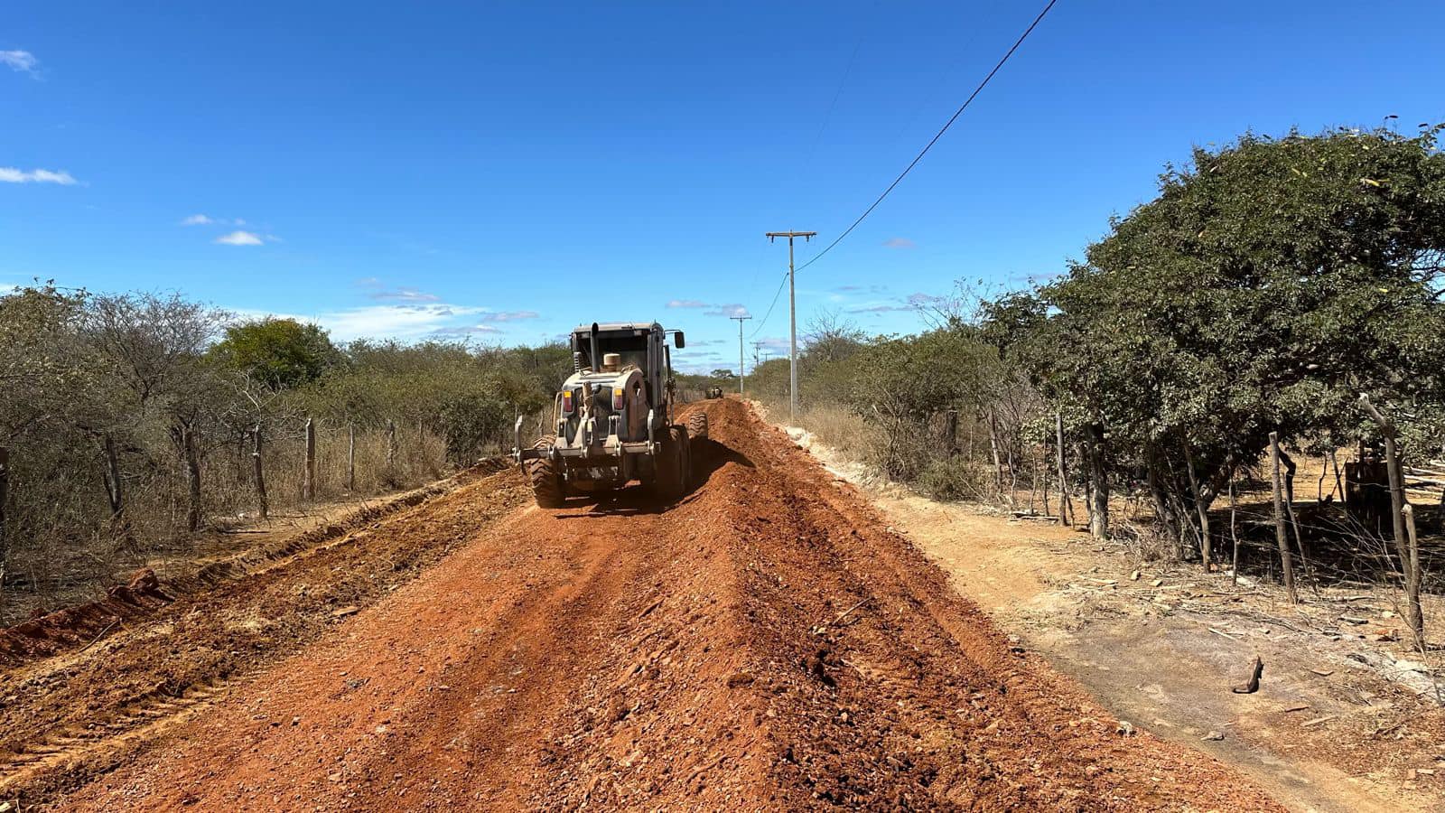 São Gabriel: As Máquinas Estão na Pista: Prefeitura de São Gabriel /Ba Leva Asfalto para Estrada Lagoinha-Batateira dos Mangabeiras