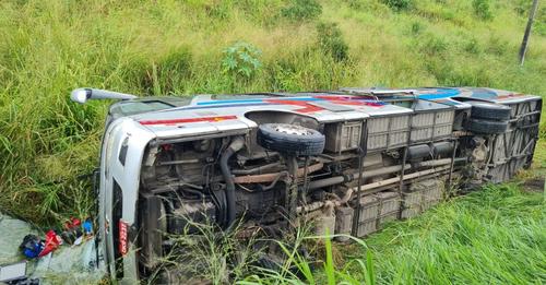 Quatro ficam feridos em acidente com ônibus na Bahia