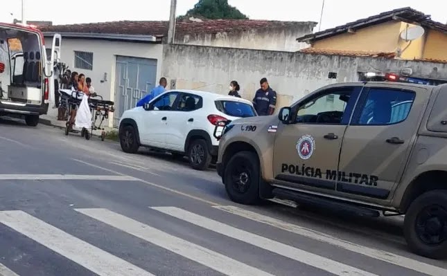 Menina de 4 anos morre após ser esquecida dentro de carro