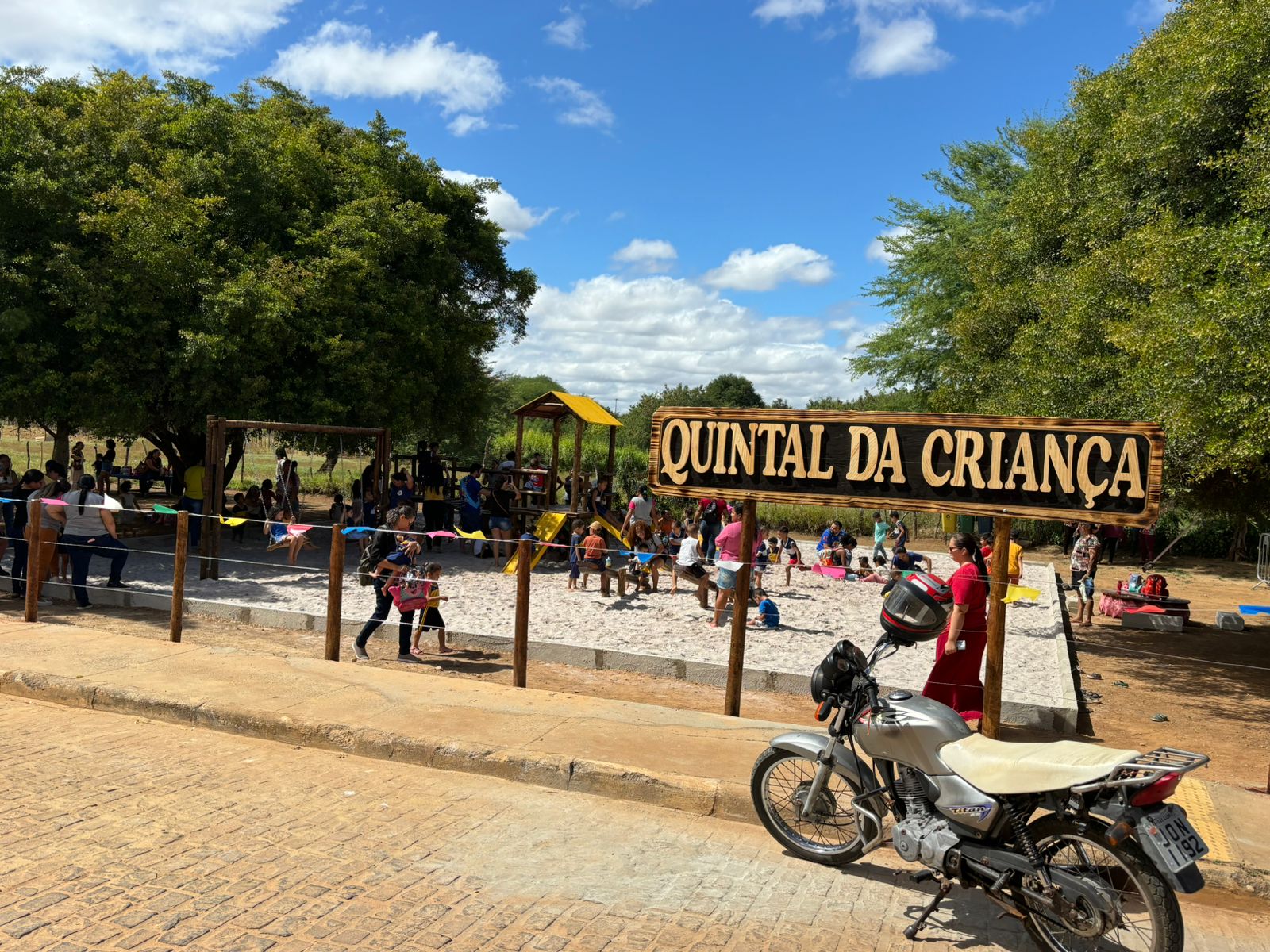 SÃO GABRIEL: Prefeito Hipólito Rodrigue Inaugura o Quintal da Criança em São Gabriel