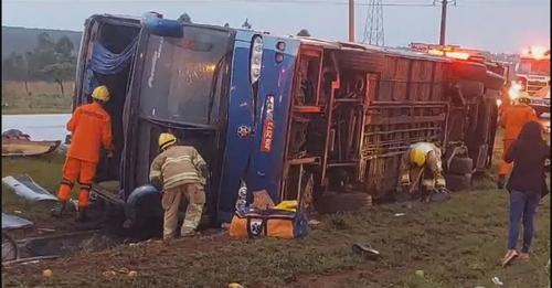Ônibus de turismo tomba e deixa 5 mortos e 15 feridos